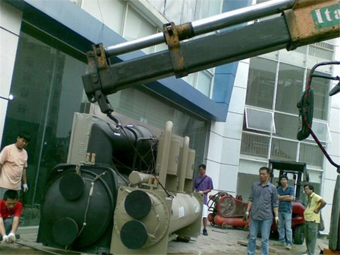 古塔区随车吊和汽车吊的核心区别是什么？哪种更省钱？