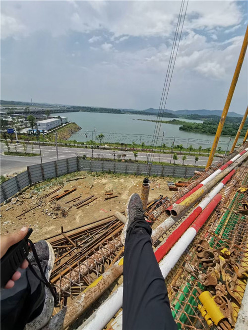 古塔区作业中发生设备损坏或人员意外，责任怎么划分？